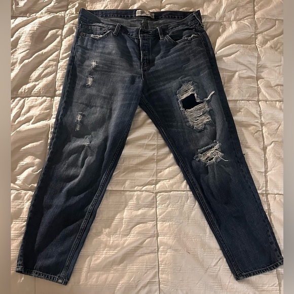 Abercrombie & Fitch women's Relaxed Distressed Denim Jeans - Picture 1 of 3